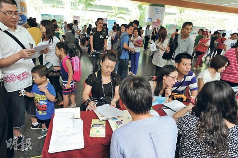 香港國際社會服務社於深圳羅湖地鐵站舉辦跨境學童教育展，吸引逾百名家長帶同子女參觀，更有家長即場填寫入學申請表。（尹錦恩攝）帶同3歲幼女參觀的趙太表示香港學費雖較貴，但香港教育較專業且語言訓練較佳，希望子女能自此留港升學。（尹錦恩攝）