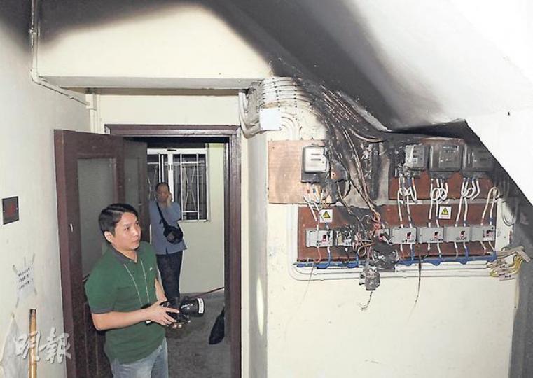 荃灣沙嘴道廣益大廈3樓有單位屢受滋擾，其電表（右）在上周日及昨凌晨先後起火，幸未釀傷亡。警方認為火警有可疑，派出數名便衣警員到場調查。（蔡方山攝）