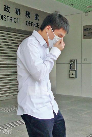 虛報母校有炸彈的準大學生陳建同，獲准簽保守行為，不影響到美國升學，昨由家人陪同匆匆離庭。（何偉畧攝）