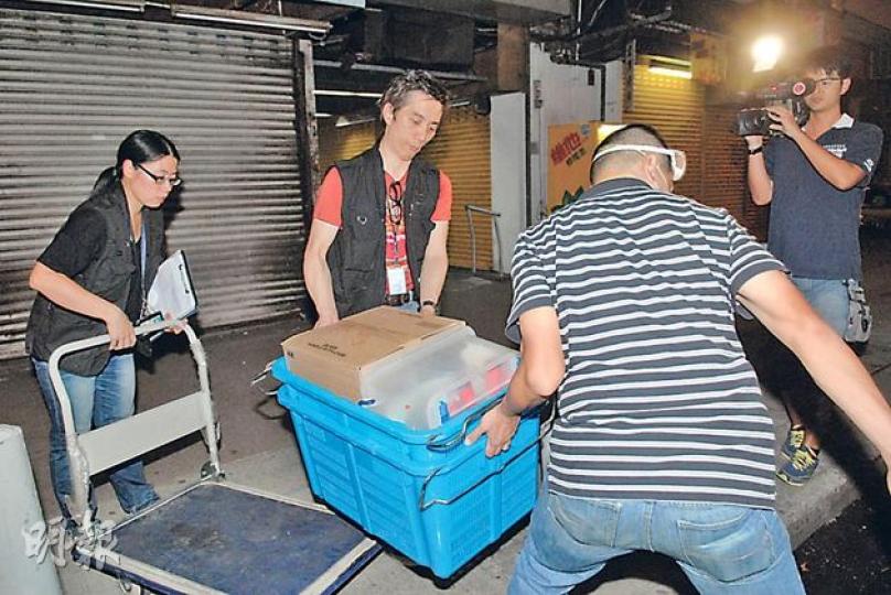 屯門工廈一單位昨晨雪櫃漏電引發的小火，揭發上址是毒品「冰」製作工場，警方毒品調查科接手調查後，昨晚陸續把大批證物，包括製毒用的試管、儀器及冰毒原材料等膠箱搬走以作調查。（伍浦鋒攝）