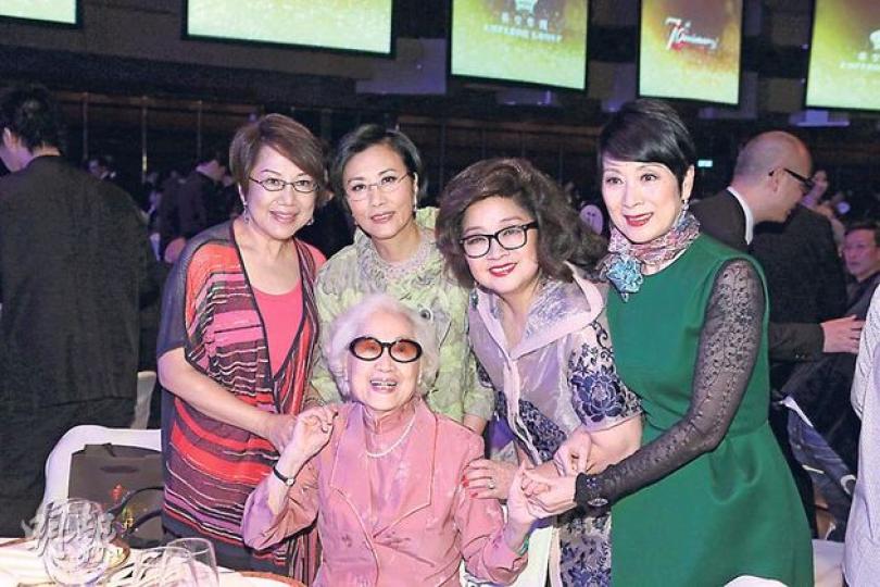 紅線女（前）受人敬重，車淑梅（後排左起）、汪明荃、徐小鳳、陳寶珠把握機會合照。（攝影/記者：楊安莉）