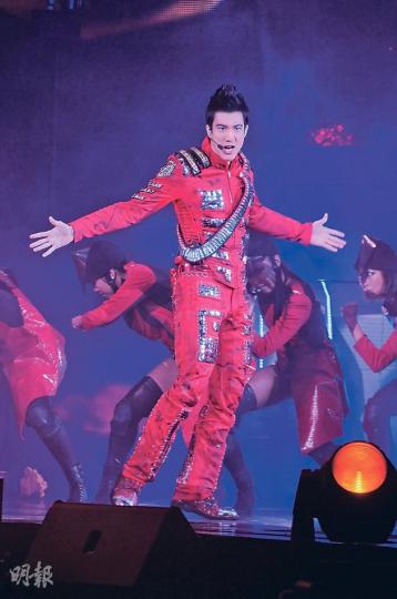 王力宏的火紅色戰衣非常搶眼。（攝影/記者：梁榮達）王力宏向盧巧音索吻。（攝影/記者：梁榮達）王力宏與辣妹共舞引得全場起哄。（攝影/記者：梁榮達）王力宏跪地獻唱令歌迷如癡如醉。（攝影/記者：梁榮達）王力宏吊在半空自彈自唱。（攝影/記者：梁榮達）