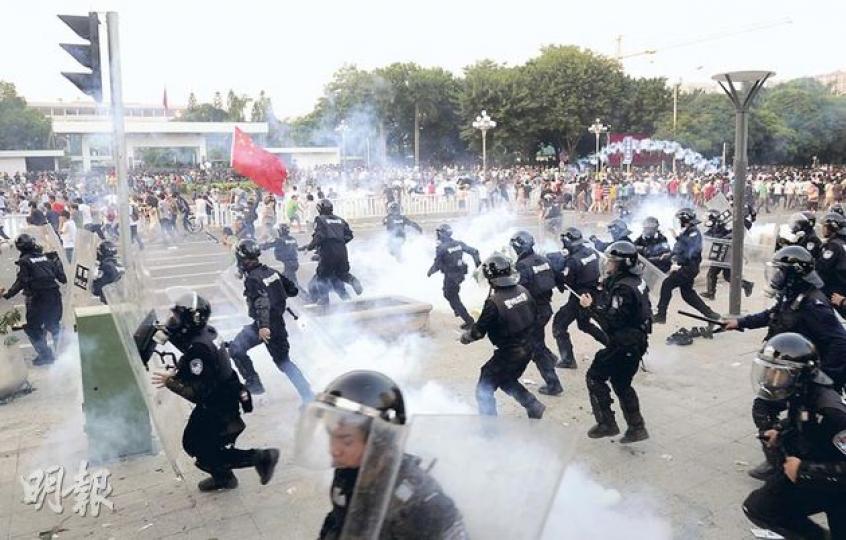 深圳反日遊行演變為警民衝突，警方要施放催淚彈驅散群眾，示威者則拾起催淚彈再投向警方。（余俊亮攝） 深圳反日遊行中，警方用警棍驅散和控制人群，但其後有過千人聚集在市委大樓外，要求釋放被拘捕的示威者。（余俊亮攝） 廣州花園酒店附近入夜後仍有遊行群眾聚集，警察突然出現包圍，沒收示威品和驅散人群。（鄧宗弘攝） 從警察沒收的示威品可見，部分民眾帶來了毛澤東的肖像上街。（鄧宗弘攝）