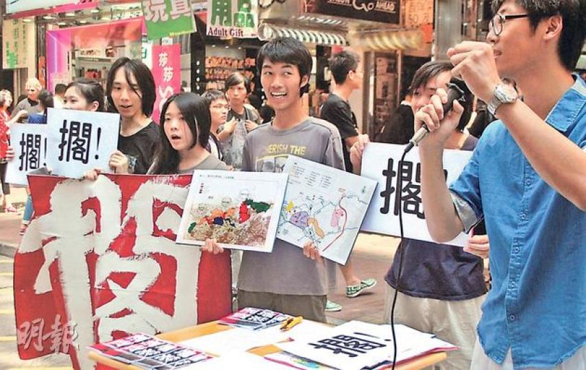 「反對香港『被規劃』行動組」在旺角設立街站收集簽名，要求政府擱置新界東北新發展區規劃。（阮穎嘉攝） （明報製圖）