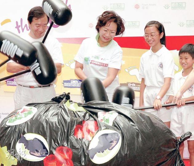 副環保署長黃耀錦（左）和特首夫人唐青儀，昨日一同出席綠色力量「中秋零廚餘」活動，呼籲市民減少廚餘。（陳淑安攝）