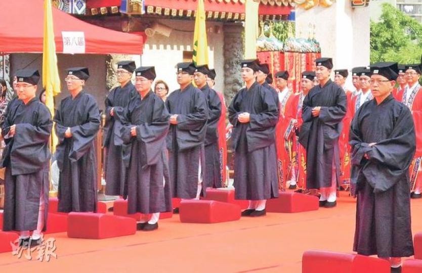 嗇色園黃大仙祠昨舉行皈依冠巾證盟科儀入道儀式，23人經過重重難關後終成為道長。（陳翔翎攝） 嗇色園招收了23名出身不同的新道長，當中包括年僅21歲的陳鍵豪（左起）、曾任區議員的曾向群和任律師的姚嘉棟。（陳翔翎攝）