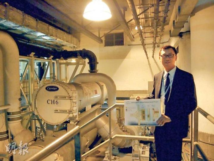 機管局工程及維修總經理梁永基說，1、2號客運大樓以往只使用9部全港最大型的製冷水機，每部釋放出3500噸冷空氣，能源容易流失，故需重新調配較小型的冷水機以達至最佳能源效益。（唐若韞攝）