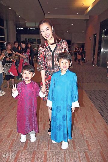 歐陽妙芝配合「中國服」主題，刻意為兩個兒子穿上唐裝衫出席派對，非常趣致。（攝影﹕梁迺楠） 吳家樂夫婦（左一、二）及余錦遠和太太陳家碧（右一、二）一起到賀好友劉德華的生日派對。（攝影﹕梁迺楠） 歌迷舉牌永遠支持華仔。（攝影﹕梁迺楠）