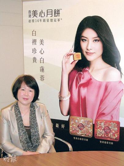 美心產品總監張慧文認為，傳統月餅始終是中國人過節的必備食品，捧場客仍然大有人在。只要在包裝上多花心思，一樣可以與時並進。（陳悅攝） 美心去年起推出的「尊貴系列」月餅禮盒，選用鵝肝醬、西班牙火腿等罕有食材，售價高達人民幣1388元，今年只在內地限量銷售。（陳悅攝）