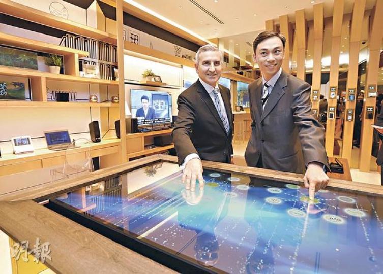 香港電訊董事總經理艾維朗（左）認為，iPhone 5只能支援1.8GHz的4G服務，不算是真正的4G智能手機。圖右為個人客戶業務董事總經理吳永豪。 （李澤彤攝）