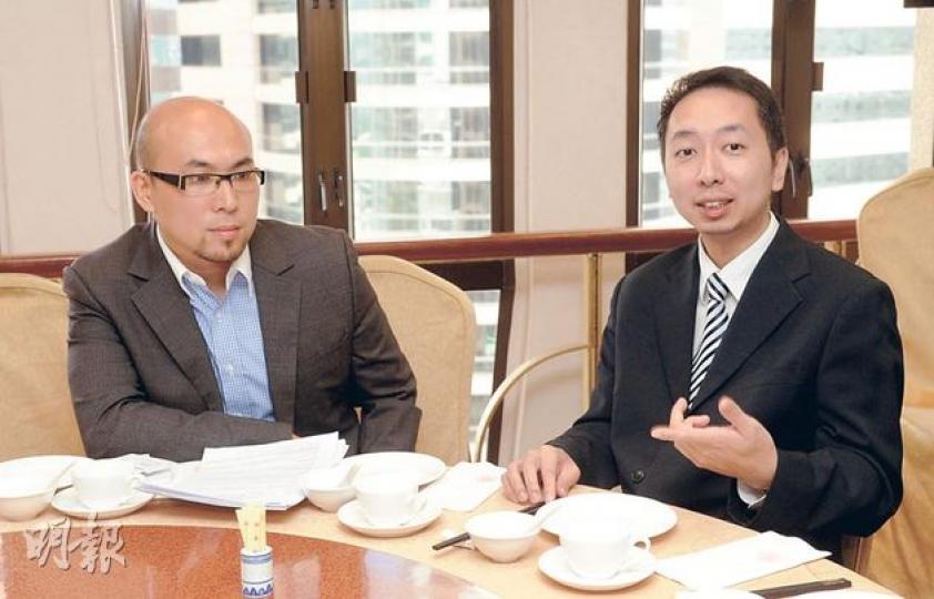 信誠證券衍生工具部總經理伍世禮（左）指出，以該行佣金（單邊）24元來計，匯價波幅超過7個點子，投資者已開始錄正回報。而且，信誠、耀才等券商皆正在推行短期免佣優惠，換言之，優惠期內買賣人民幣期貨，匯價波動在2個點子以上已有利可圖。（陳淑安攝）
