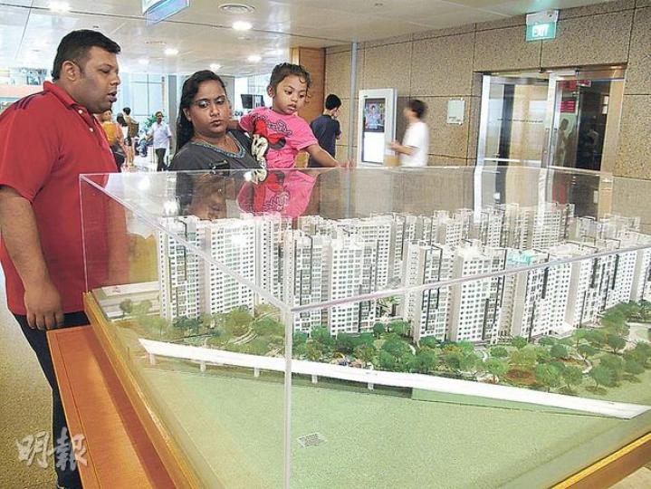 新加坡建屋及發展局每兩個月會推出4000個新組屋單位，供國民認購，總部更設樓盤模型及示範單位供參觀。（陳佩儀攝） 組屋單位非常四正實用，建屋局展出的示範單位更會教國民如何設計家居及裝修。（陳佩儀攝） 面積最大的組屋單位有約1100平方呎，擁3房2廳，主人房有套廁，客廳更可闢出一角作閱讀房，7月份推售的價格約由194萬港元起。（陳佩儀攝） 麥先生（後左）一家四口現時暫居於親友於屯門的單位，面積約400方呎，較他早前賣出的700呎村屋單位為小。麥太（後右）坦言，樓價持續高企，現不敢入市，但為求大兒子