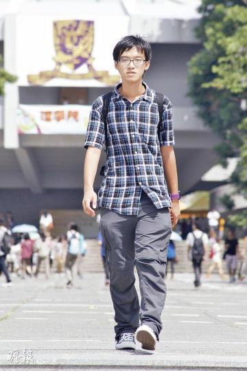 文憑通識科奪5**而入讀中大政治及行政學系的學民思潮成員張秀賢，較早前向考評局申請取回答卷和評分紀錄，閱後認為考獲5**「實屬好彩」，擔心閱卷員評分準則差異極大，影響考試的公平。（林俊源攝）