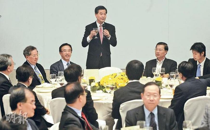 特首梁振英（站立者）率領一眾官員宴請立法會議員，巧合地，在抽籤決定座位情况下，自由黨田北俊（左三）等3人、民建聯譚耀宗（右二）等4人均坐「主家席」，工聯會、經濟動力則沒有份兒。（余俊亮攝） 剛上任環境局副局長的陸恭蕙（左二）昨日出席特首午宴，並與不同議員交流。（余俊亮攝） 社民連梁國雄（左一）到場向梁振英送上示威牌，並要求對方不阻撓保釣號出海，梁振英笑着接收示威牌，惟梁國雄未有與之握手便離去。（余俊亮攝）