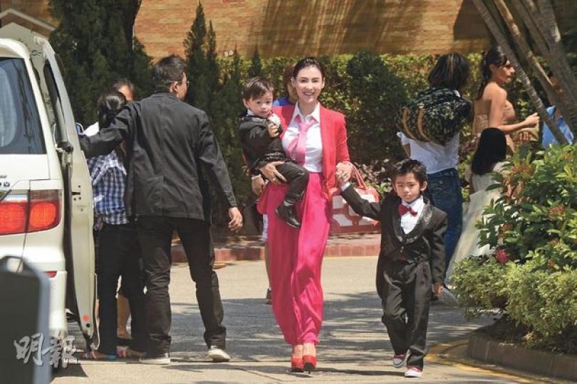 張栢芝與兩個兒子Lucas（右）與Quintus（左）穿上母子禮服裝到賀，心情靚爆。（攝影/記者﹕劉永銳） 張豪龍一身金色打扮，與家姐栢芝的紅色裝，非常潮。（攝影/記者﹕劉永銳） 31歲張豪龍與同年齡太太昨日在康樂園內舉行婚禮。（攝影/記者﹕劉永銳） 鬍鬚勇昨晨亦有參加兒子婚禮，十分開心。（攝影/記者﹕劉永銳） Jeana與張柏文結伴出席兄長婚禮，儼如一家人。（攝影/記者﹕劉永銳） 張柏文與女友Jeana清早已抵達康樂園，為豪龍打點婚禮場地。（攝影/記者﹕劉永銳）