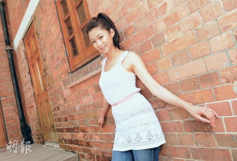 甜姐兒岑麗香得天獨厚的開朗性格，令她人氣急升，成為新一代女神。（攝影：孫華中） 香香是保守鬼妹仔，不擔心過分熱情而惹緋聞。（攝影：孫華中）