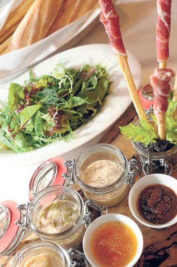 慶典式前菜 - 自家製鴨肝醬、鴨與豬肉醬及麵包條配西班牙火腿，鴨肝醬軟滑甘香，用來塗麵包最對味。（$319，二人用，WHISK）（陳淑安攝） 鴨肝配青蘋果蓉及鰻魚脆片 - WHISK總廚Bjoern炮製的菜式，碟上每樣都有其功能。青蘋果蓉清新帶少許酸甜，用來中和鴨肝肥膩；加上經煙熏的鰻魚製作脆片，為軟滑的鴨肝加添香脆，層次非常豐富。（三道菜快捷午餐前菜之一，每位$288，WHISK）（葉思雅攝）