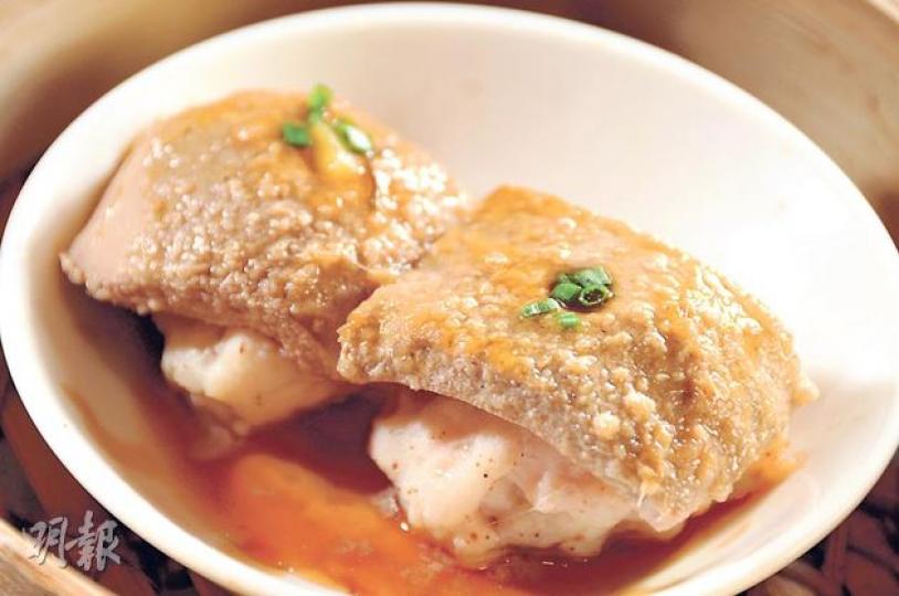 豬膶燒賣 - 蝦肉、豬肉和冬菇混合而成的燒賣餡上，放上一片鮮嫩豬膶，是傳統的粵式點心。（$48/2件，隆濤院）（陳淑安攝） 李景（陳淑安攝） 粥王景叔提醒大家，豬肝呈鮮紅潤澤的顏色才算靚貨，不宜購買或進食帶暗啞瘀紅色的豬肝。（陳淑安攝）