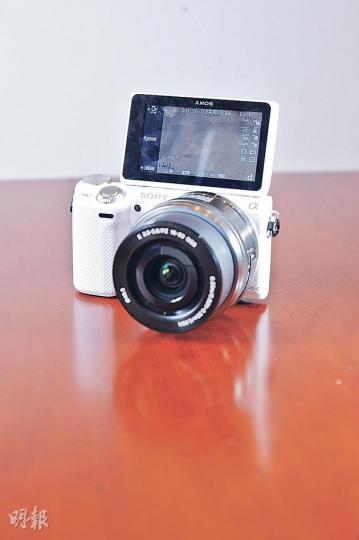 NEX-5R的屏幕可作180度扭動，方便自拍。（葉思雅攝） NEX-6（圖）只提供黑色機身版本，NEX-5R則有黑、白、銀三色選擇。（葉思雅攝）