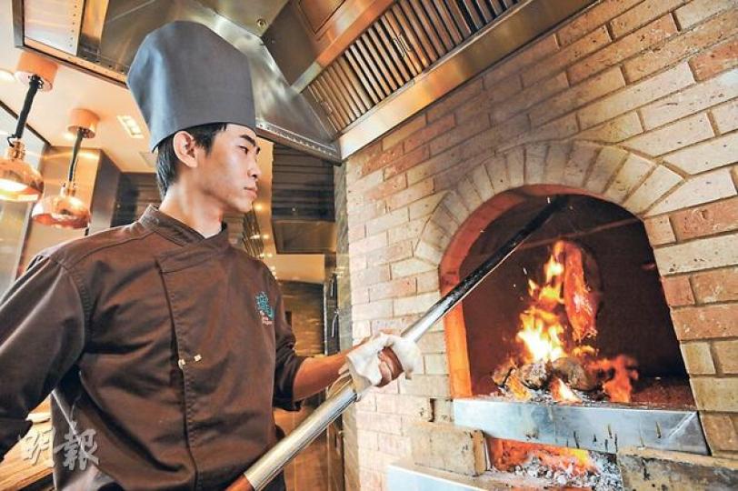 新濠天地新食店譽瓏軒廚房內設置了一個以紅磚搭砌、荔枝柴生火的燒味磚爐，師傅配合火候，烤出好味多汁的雞鵝。（葉思雅攝） 果木燒鵝 - 主廚表示磚爐仿照京式設計，由荔枝柴生火，專人控制火候，烤肉散發陣陣煙熏香味。（$388/半隻，譽瓏軒）（葉思雅攝） 灌湯日本毛蟹小籠包 - 點心師傅晚上於大堂即叫即製日本毛蟹小籠包，既可欣賞他的非凡手藝，亦可親眼目睹大大隻毛蟹，每隻毛蟹只製作約16件小籠包，分量十足。（$68/件，譽瓏軒）（葉思雅攝） 冬蟲草花膠滋補湯 - 由中醫師作顧問，炮製既好喝又滋補的湯水，稍
