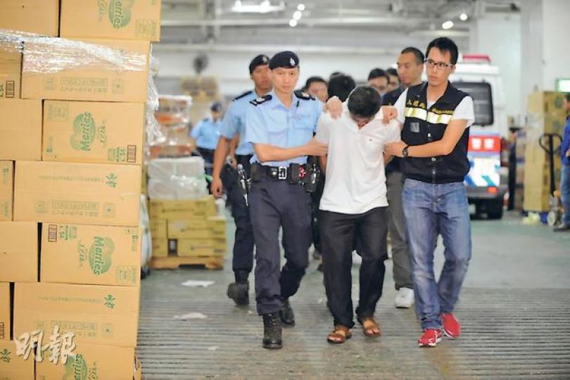 警方及入境處在「水貨」分貨的源頭即上水晉科中心展開歷來最大規模反水貨行動，拘捕130名內地黑工，他們涉違反逗留條件當水貨客或是在中心內包裝分發水貨。當局指被捕人可能會被列入黑名單，兩年內不得再來港。（葉家豪攝） 警方及入境處近百人昨「進攻」水貨源頭上水晉科中心，大批警員昨午率先封鎖晉科中心各出入口，拘捕多達130名內地黑工及水貨客。（葉家豪攝） 雖然警方及入境處昨在上水晉科中心大舉拘捕130名水貨客及內地人，但晚上10時許警方撤退後，上址水貨活動立即死灰復燃，有貨車即時送貨到停車場內，現場水貨客