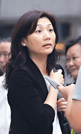 任職行政人員的邱小姐支持政府增加外傭月薪，但認為4.8%的加幅較高，因普羅打工仔都沒有4.8%薪酬加幅，料會影響僱主招聘外傭意欲。（劉焌陶攝） 來港5年的菲傭Marisa（圖）與菲傭朋友趁假期休息，她們得悉政府調高菲傭月薪後，形容是好消息，有助紓緩物價上漲的經濟壓力。（劉焌陶攝）