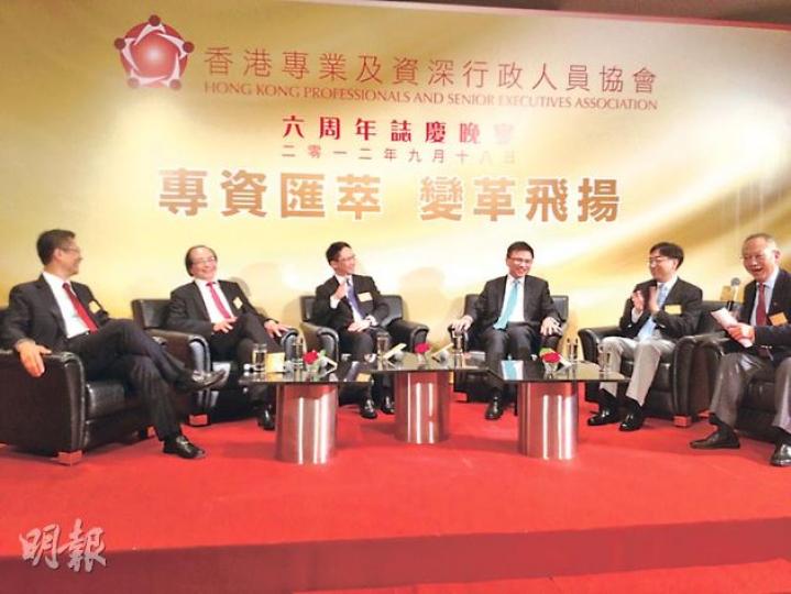 發展局長陳茂波（左起）、教育局長吳克儉、律政司長袁國強、財庫局長陳家強、食衛局長高永文前晚齊齊喺專資會談心。（施嘉雯攝）