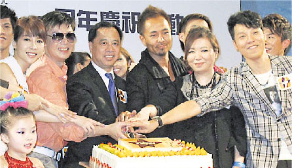 now觀星台一周年慶典，高層何麗全率黃婉曼、陳海琪、梁榮忠及王賢誌等切蛋糕慶祝。（攝影/記者：鍾一虹）
