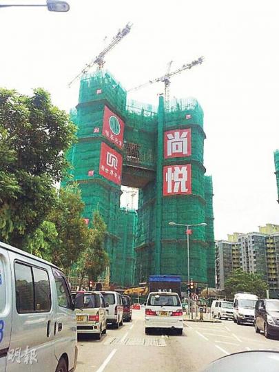 元朗大棠尚悅申請預售樓花同意書僅約兩個月，即獲批預售，除為今年峻瀅（1777伙）以來最大型新盤外，更是近10年市場上最大型新盤。尚悅另一設計特點，是部分大廈採用凱旋門式的中空設計。（林尚民攝） 新地和恒生銀行合作，為屯門住宅瓏門的買家提供按揭及財富管理服務。圖為新地副董事總經理雷霆。（林俊源攝）