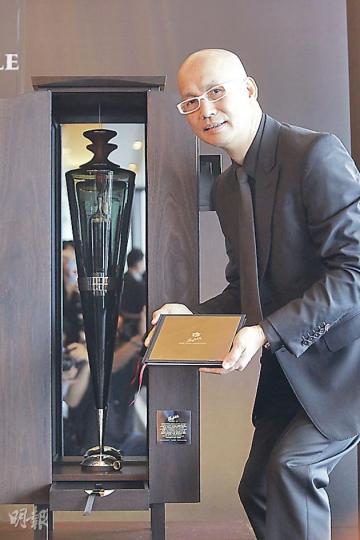 幟哥愛酒如命，今次得此珍寶更愛不釋手，大歎「如果可以買多瓶，一定即刻開一瓶享受一番。」（郭慶輝攝）