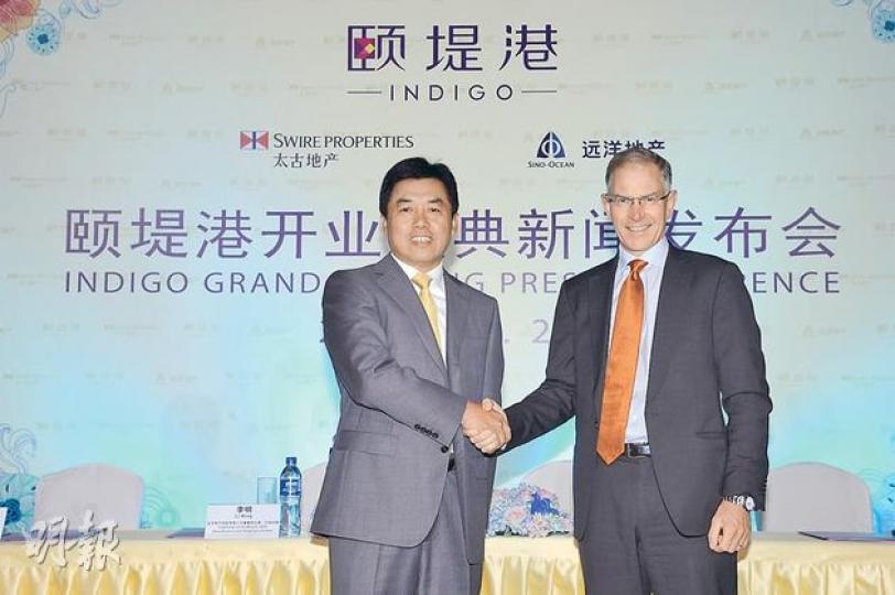太古地產行政總裁郭鵬（右）不擔心內地經濟放緩，公司亦不會放慢投資步伐。左為遠洋地產主席兼行政總裁李明。（張聞文攝）