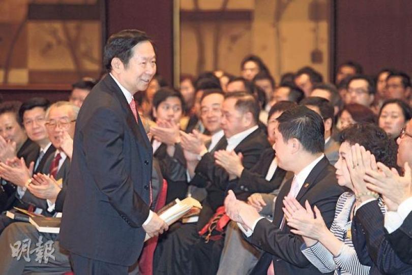 港澳辦前副主任陳佐洱（站立者）昨日來港推廣新書《我親歷的香港回歸談判》，他接受本報記者訪問時稱，香港回歸15年，民主化的速度「相當快」。（郭慶輝攝） 陳佐洱（台上左）於分享會說，內地對香港關懷有加，多屆國家主席均將香港放上心，慨嘆近日抗議上水水貨客時，有人展示「中國人滾回中國」標語，直言「很痛心」。（郭慶輝攝）