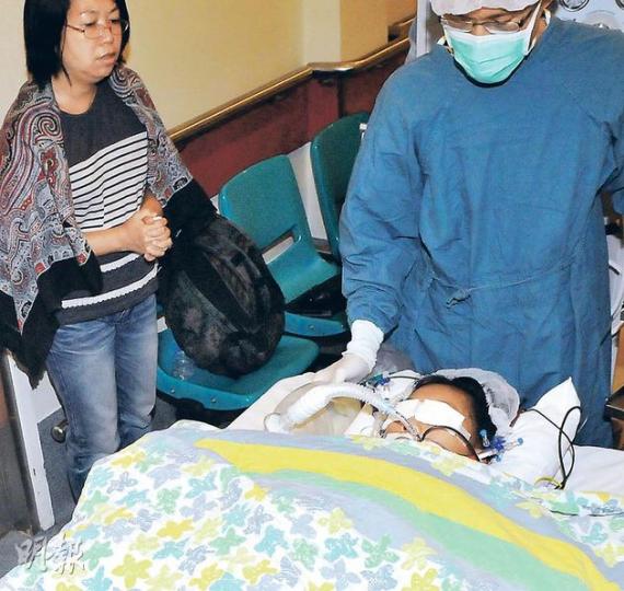 「小飛魚」林言臻前晚在瑪麗醫院通宵完成長達8小時的換心手術，於清晨5時由醫護人員送回心肺科深切治療部休息，其母（左）通宵守候，得見愛女無恙，事後激動表示「這是一個重生機會，一個新希望！」（蔡方山攝） 小飛魚完成換心手術後仍未脫離危險期。其父母昨晚再探望愛女，慈父含淚祈求「希望有一天，可以挽着她的手一起離開醫院。」（林智傑攝）
