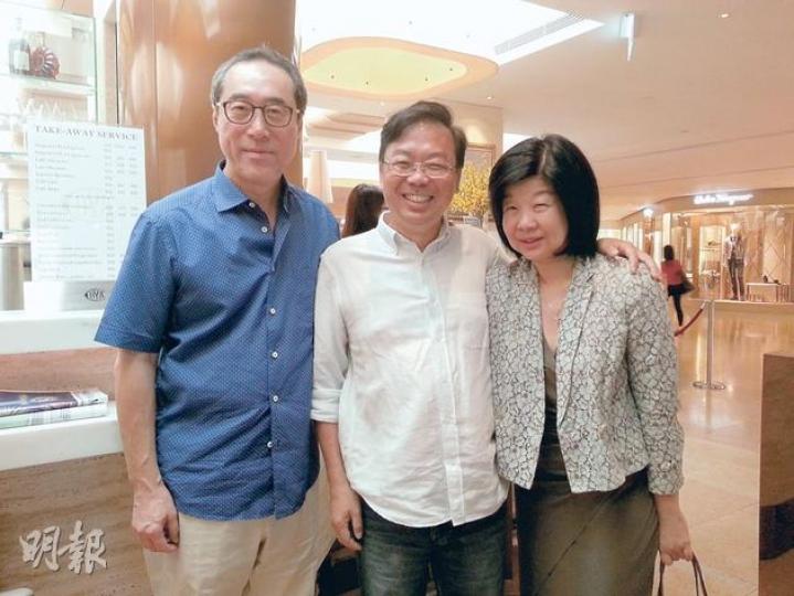 唐唐（左）噚日同太太（右）一齊去金鐘COVA買咖啡，巧遇同樣係「91同學會」嘅張文光（中），三人老友鬼鬼，雞啄唔斷。（林凱旻攝） 特首梁振英太太唐青儀噚日為丈夫說好話，「成個（政府）團隊都好辛苦、好落力」。（林景輝攝）