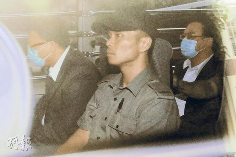 3名被告鄧旭波（左一）、梁盛志（右一）及蘇嘉瑋被判即時入獄1年4個月，鄧、梁兩人在囚車上均戴上口罩。 （葉家豪攝）
