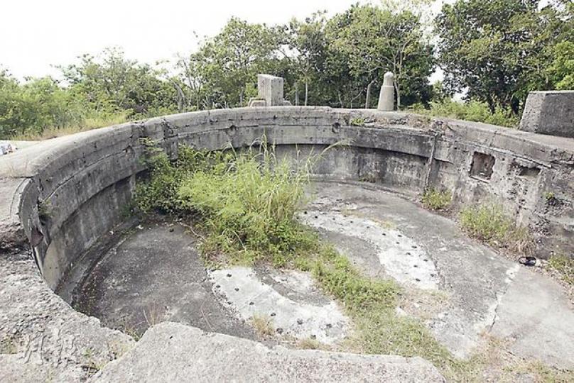1912年建成的摩星嶺炮台，屬二級歷史建築，但由於位處偏遠，雜草叢生，又未有旅遊指示牌，即使鄰近青年旅舍的遊客亦甚少前來參觀。（郭慶輝攝） 摩星嶺青年宿舍復修後，房間牆壁重新髹漆，房內設備亦已更換，部分房間更面向維多利亞港。（郭慶輝攝）