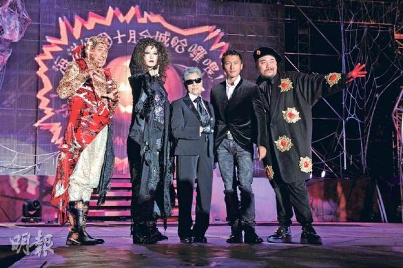 盛智文（左起）、陳慧琳、羅蘭、謝霆鋒、黃偉文宣傳萬聖節活動，只得霆鋒「冇扮嘢」。（攝影：梁迺楠） Kelly悉心打扮成「黑夜女神」，非常冷艷。（攝影：梁迺楠）