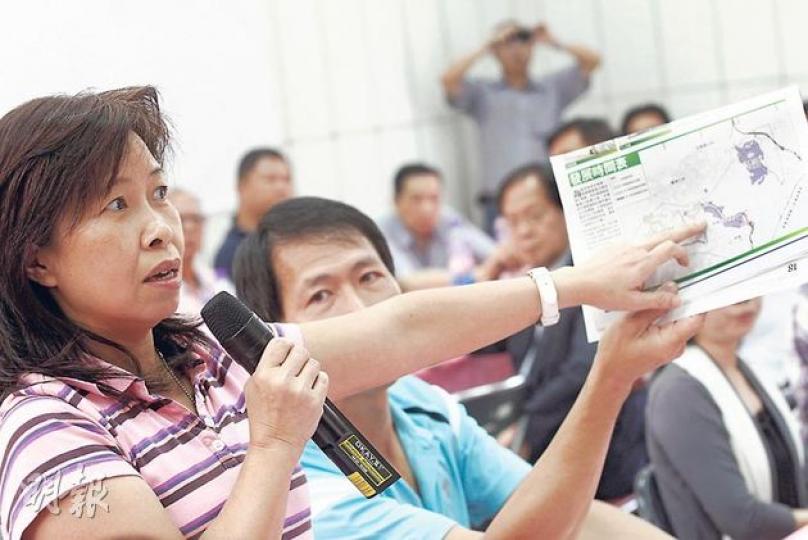 天平山村街坊組成員梁惠心表示,為免村民被工程圍困及發展商強行收屋,建議將天平山村現時不在新發展區部分一併納入規劃。(李紹昌攝) 天平山村街坊組成員梁惠心表示,為免村民被工程圍困及發展商強行收屋,建議將天平山村現時不在新發展區部分一併納入規劃。(李紹昌攝)
