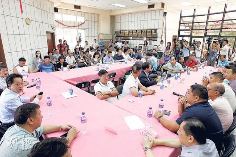 上水鄉事委員會昨舉行諮詢大會,約60人出席,村民對東北規劃意見紛紜,部分村民要求賠償,部分希望不遷不拆。(李紹昌攝) 上水鄉事委員會昨舉行諮詢大會,約60人出席,村民對東北規劃意見紛紜,部分村民要求賠償,部分希望不遷不拆。(李紹昌攝)