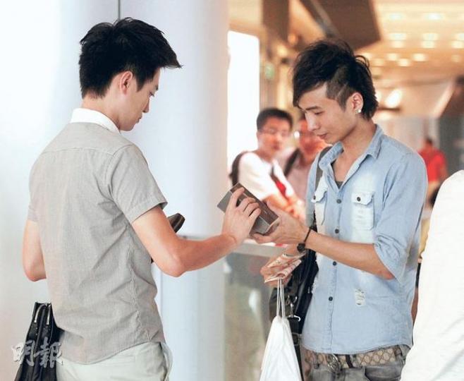 來自深圳的王先生(左)即場在蘋果專門店外,向本地水貨客(右)以港幣8000元現金購入一部原價5588元的16GB iPhone 5。王自言新機只是自用,不會轉售圖利。(李紹昌攝) (明報製圖) 來自深圳的王先生(左)即場在蘋果專門店外,向本地水貨客(右)以港幣8000元現金購入一部原價5588元的16GB iPhone 5。王自言新機只是自用,不會轉售圖利。(李紹昌攝) (明報製圖)