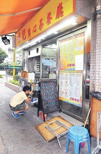 探員到被黑漢搗亂的旺角砵蘭街餐廳調查。(蔡方山攝) 涉嫌在旺角砵蘭街餐廳搗亂傷人的兩名醉漢,送院期間酒力發作,昏昏入睡,他們送院後因涉嫌刑毁及自稱三合會會員被捕。(蔡方山攝) 探員到被黑漢搗亂的旺角砵蘭街餐廳調查。(蔡方山攝) 涉嫌在旺角砵蘭街餐廳搗亂傷人的兩名醉漢,送院期間酒力發作,昏昏入睡,他們送院後因涉嫌刑毁及自稱三合會會員被捕。(蔡方山攝)