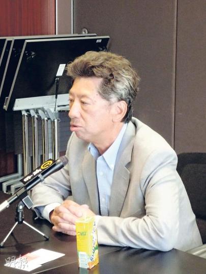 湯家驊早前撰文批評公民黨領導層一意孤行，不願分拆名單參選。他昨日會見傳媒總結選舉結果時，不願再評論公民黨的選舉策略。（屈俊樂攝）
