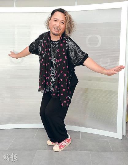 古明華演乸乸地的「蘇基」入型入格，他認為演戲時可代入另一個人的世界，暫時將現實生活的壓力放下。（攝影：鍾偉茵）