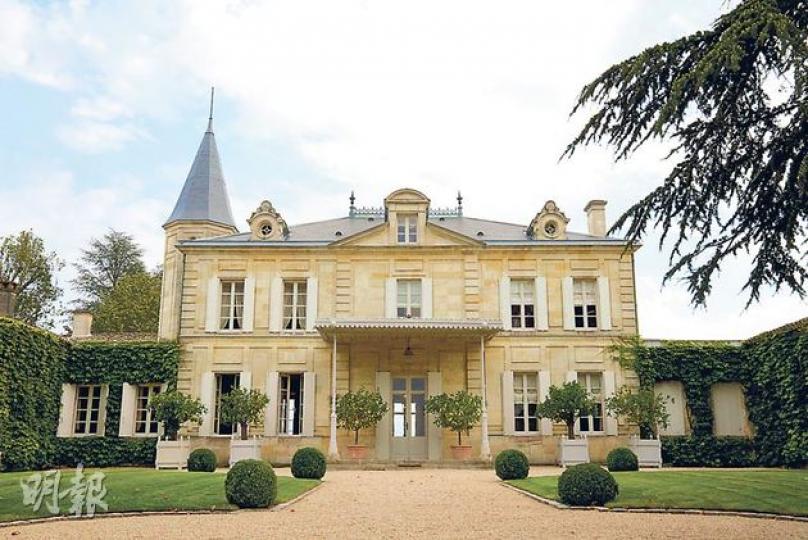 裏裏外外漂亮得懾人的白馬酒莊(Chateau Cheval Blanc),堪稱Saint-Émilion區酒王。(梁惠齡攝) (梁惠齡攝) Chateau Canon現為坐擁Chanel時裝王國的Wertheimer家族持有,酒窖內不鏽鋼釀酒桶也注入了品牌的「Chanel Blue」。(梁惠齡攝) Chateau Pichon Longueville Baron的box set是「送禮自用」的最佳之選。(梁惠齡攝) (圖A)(梁惠齡攝) (圖B)(梁惠齡攝) (圖C)(梁惠齡攝) (圖D)(梁惠 裏裏外外漂亮得懾人的白馬酒莊(Chateau Cheval Blanc),堪稱Saint-Émilion區酒王。(梁惠齡攝) (梁惠齡攝) Chateau Canon現為坐擁Chanel時裝王國的Wertheimer家族持有,酒窖內不鏽鋼釀酒桶也注入了品牌的「Chanel Blue」。(梁惠齡攝) Chateau Pichon Longueville Baron的box set是「送禮自用」的最佳之選。(梁惠齡攝) (圖A)(梁惠齡攝) (圖B)(梁惠齡攝) (圖C)(梁惠齡攝) (圖D)(梁惠