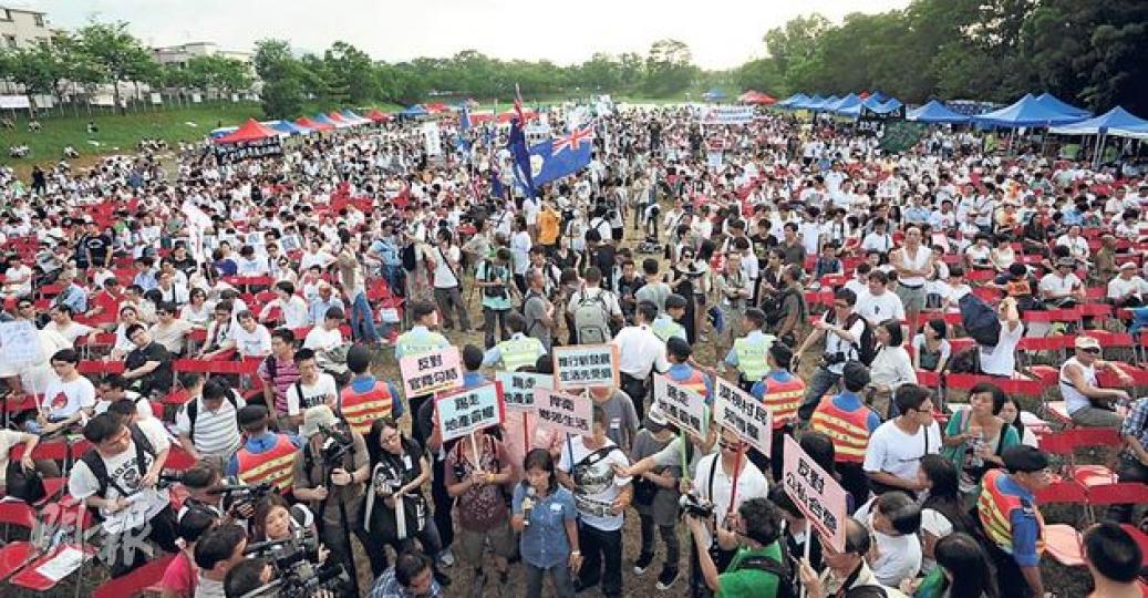 新界東北發展昨舉行最後一場諮詢會，警方表示有5000人出席，保育團體和反對規劃的居民動員大批人士在場聲援，並高舉「撤回」橫額和示威牌，要求發展局長陳茂波立即撤回方案。（鄧宗弘攝） 粉嶺居民吳先生（左）昨出席東北發展諮詢會，表明反對東北新發展區。諮詢會開始僅15分鐘，穿淺藍色上衣、上有「上水鄉」三字的鄉民代表（右）突然走到反對規劃人士處，抓着吳先生胸口批評他，兩人互相推撞，最後由警員隔開。（李紹昌攝） 發展局長陳茂波首次披露，全港2100公頃住宅土地儲備，六成留作鄉村式發展，即用作建丁屋，徵地無可
