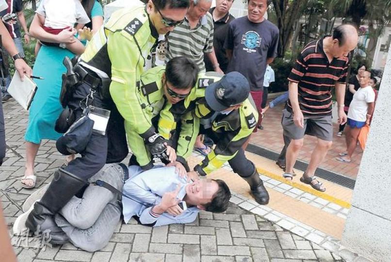 涉嫌醉酒及在停牌期間駕駛結果撞死過路老婦的司機楊×龍，車禍後傻笑向記者做出「V」字勝利手勢，後來有人指證他才是肇事司機，警員合力把他按倒制服，最終被警方以妨礙司法公正等多項罪名拘捕。（蔡方山攝） 涉醉駕撞死人的男子楊×龍被警方制服時，其妻一直手抱受驚大哭的幼子在旁，曾走近丈夫欲阻止警員執法。（蔡方山攝） 撞斃老婦的七人車事後停泊路中心，車頭擋風玻璃被老婦撼裂。（蔡方山攝） 昨晨在藍田車禍中被涉嫌醉駕司機的七人車猛撞的老婦，初因手傷和腹痛送院，但送院後傷勢惡化，延至昨午4時不治。（蔡方山攝）