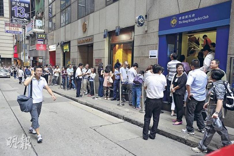 六合彩1億元獎金再現，市民都把握機會，號稱「十大幸運投注站之首」的中環士丹利街投注站，人龍佔據整條行人路，連附近商場入口都被人潮阻塞。（葉家豪攝） 內地遊客林先生與林小姐一家七口來港旅遊，其中一項行程是到北角投注站買六合彩，希望發一筆橫財。（楊德銘攝） 印裔商人Sasi Gopalan以115元買下5張彩票，望億元夢成真。他說認識去年贏得頭獎的同鄉Singh，當時Singh大事慶祝；但若今次中獎，為免危險會保持低調。（葉家豪攝） （明報製圖）