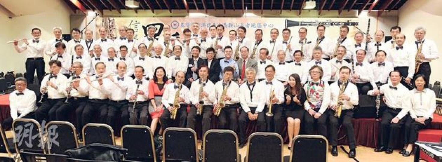 信義會為50歲至65歲男士組成「男爵樂團」，讓他們重拾樂趣兼在家人面前展威風，打破長者「窮、慘、弱、負累」的標籤。樂團現約80人，已展開第二期招募。（尹錦恩攝） 65歲的龔鏡泉（左）和58歲的張新龍（右）踏入人生下半場，在男爵樂團重新追夢，結識一班志同道合的兄弟。（尹錦恩攝）