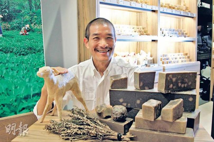 江榮原--肥皂達人（林俊源攝） （林俊源攝） 洗頭水成分天然不起泡。（林俊源攝） 阿原種的茶葉滿有哲理。（林俊源攝） 阿原手工肥皂在香港誠品找得到。（林俊源攝） 山頭的農場，環抱台灣好山好水。（林俊源攝）