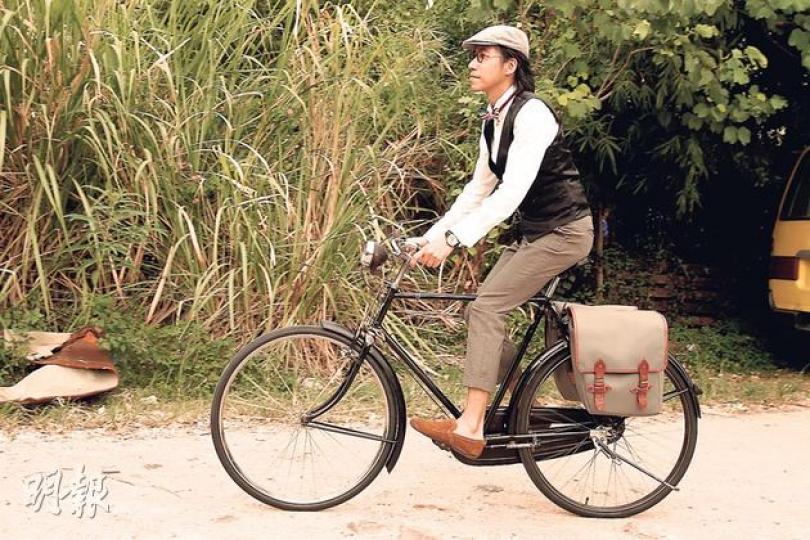 踩單車被喻為最好的旅遊方式，駕車太快，走路太慢，單車可快可慢，按每個人的生活步伐，在城市裏本來很多地方你無辦法去，踩着單車便去得到。（林俊源攝） 英國單車成為古董，多得內地改革開放，本來人人都踩英式牌子如客家佬（Hercules）、菲列（Philips）、三槍、來利，轉眼間因為價錢平，都投進國產單車懷抱去，後來美國推出BMX爬山單車，單車的潮流又轉了一代。（林俊源攝） 慢不是弱者的表現，反而是欣賞世界的基調。（林俊源攝） Chris（林俊源攝） （林俊源攝） （林俊源攝） Sam（林俊源攝） 踩